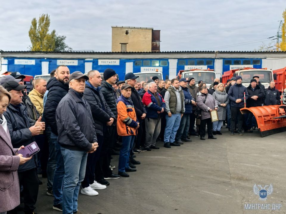 Сегодня с самого утра наши доблестные дорожники принимают поздравления с профессиональным праздником Сегодня с самого утра наши доблестные дорожники принимают поздравления с профессиональным праздником