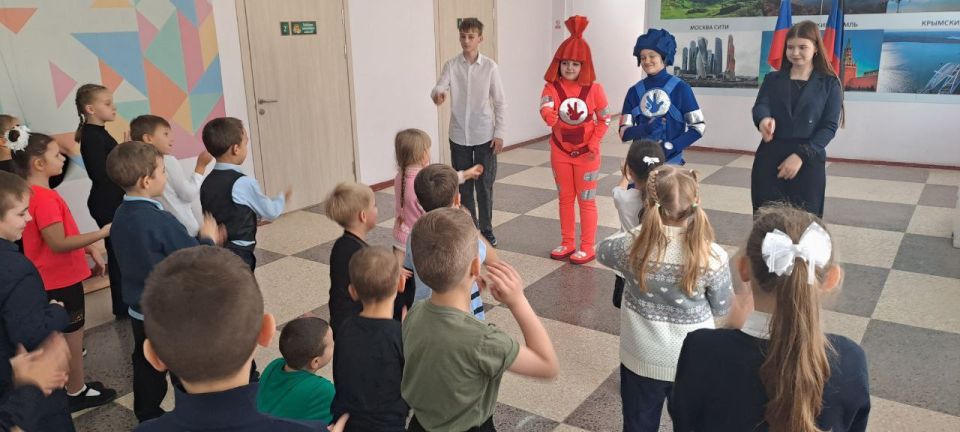 В рамках республиканской акции «Учиться в Донбассе» и проекта «Дети детям» старшеклассники-наставники активисты Движения Первых ГБОУ «Светлодарский УВК г.о. Дебальцево» организовали удивительное мероприятие, посвященное... В рамках республиканской акции «Учиться в Донбассе» и проекта «Дети детям» старшеклассники-наставники активисты Движения Первых ГБОУ «Светлодарский УВК г.о. Дебальцево» организовали удивительное мероприятие, посвященное...