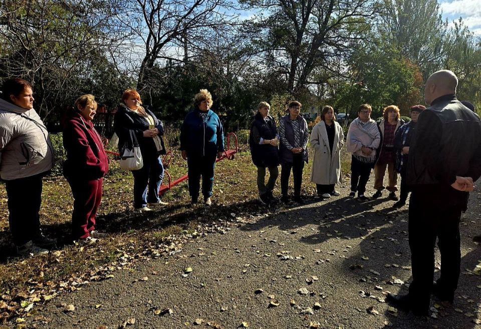 Сегодня, 17 октября, глава муниципального образования городского округа Дебальцево Сергей Желновач встретился с жителями города Дебальцево по ул.Пархоменко Сегодня, 17 октября, глава муниципального образования городского округа Дебальцево Сергей Желновач встретился с жителями города Дебальцево по ул.Пархоменко