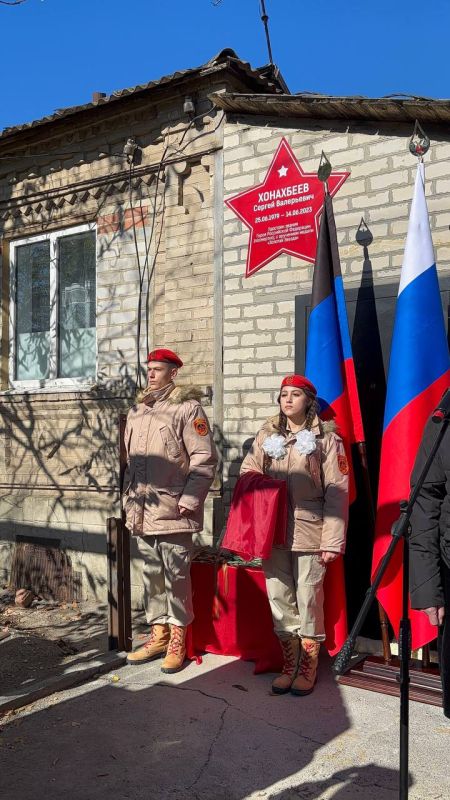 Депутаты Народного Совета увековечили память Героя России Сергея Хонахбеева Депутаты Народного Совета увековечили память Героя России Сергея Хонахбеева