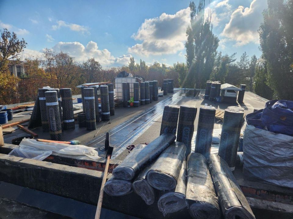 В Харцызске продолжается обновление кровли жилого дома при поддержке региона-шефа В Харцызске продолжается обновление кровли жилого дома при поддержке региона-шефа