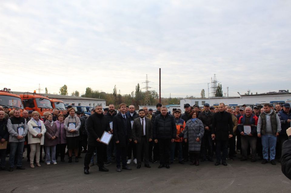 Председатель #Комитет_по_транспорту_и_связи Тимур Дьяченко поздравил коллектив одного из ведущих дорожных предприятий Донецка с профессиональным праздником — Днем работников дорожного хозяйства Председатель #Комитет_по_транспорту_и_связи Тимур Дьяченко поздравил коллектив одного из ведущих дорожных предприятий Донецка с профессиональным праздником — Днем работников дорожного хозяйства