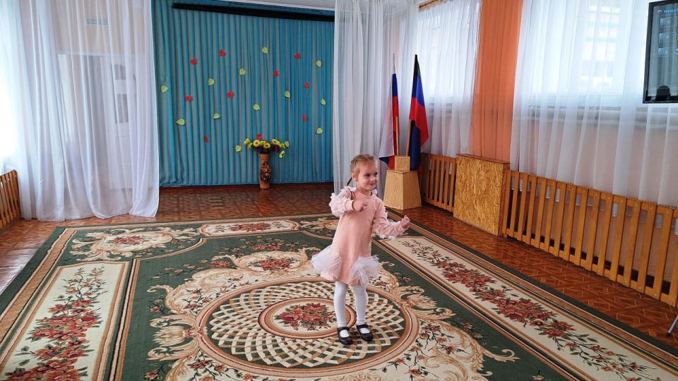 Сегодня библиотекари центральной детской библиотеки совместно с ГКДОУ «Детский сад №5» провели громкие чтения рассказов о папе «Это все о нем, о папе моем», приуроченное ко Дню отца Сегодня библиотекари центральной детской библиотеки совместно с ГКДОУ «Детский сад №5» провели громкие чтения рассказов о папе «Это все о нем, о папе моем», приуроченное ко Дню отца
