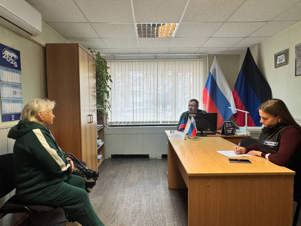 Приём граждан в Общественной приёмной партии "Единая Россия" города Снежное Приём граждан в Общественной приёмной партии "Единая Россия" города Снежное