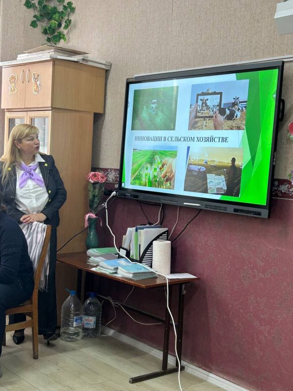 В Ясиноватском муниципальном округе 15 октября 2025 года в рамках партийного проекта «Российское село» на базе ГБОУ школа № 4 проведен открытый агроурок В Ясиноватском муниципальном округе 15 октября 2025 года в рамках партийного проекта «Российское село» на базе ГБОУ школа № 4 проведен открытый агроурок