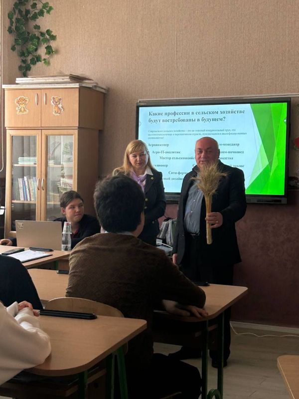 В Ясиноватском муниципальном округе 15 октября 2025 года в рамках партийного проекта «Российское село» на базе ГБОУ школа № 4 проведен открытый агроурок В Ясиноватском муниципальном округе 15 октября 2025 года в рамках партийного проекта «Российское село» на базе ГБОУ школа № 4 проведен открытый агроурок
