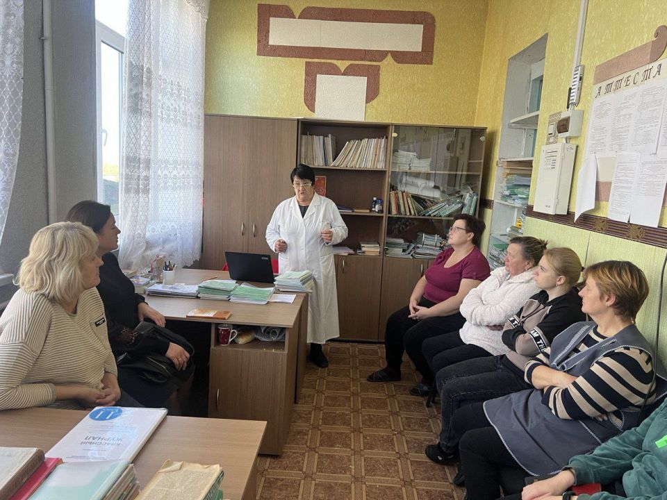Медицинская сестра кабинета по оказанию медицинской помощи несовершеннолетним Андреевской амбулатории ОПСМ провела беседу с сотрудниками школы на тему: "Профилактика рака молочной железы у женщин" Медицинская сестра кабинета по оказанию медицинской помощи несовершеннолетним Андреевской амбулатории ОПСМ провела беседу с сотрудниками школы на тему: "Профилактика рака молочной железы у женщин"