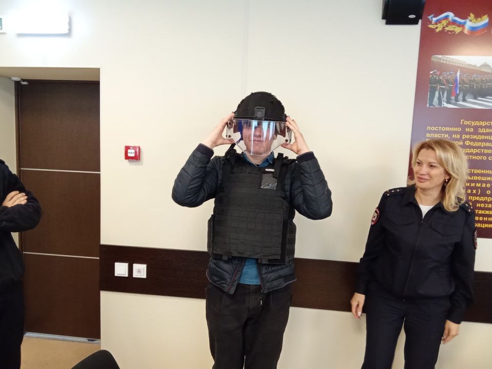 В ОМВД России «Мангушский» прошел «День открытых дверей» В ОМВД России «Мангушский» прошел «День открытых дверей»