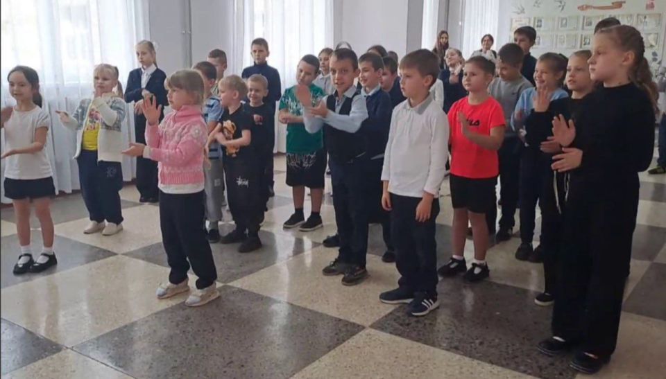В рамках республиканской акции «Учиться в Донбассе» и проекта «Дети детям» старшеклассники-наставники активисты Движения Первых ГБОУ «Светлодарский УВК г.о. Дебальцево» организовали удивительное мероприятие, посвященное... В рамках республиканской акции «Учиться в Донбассе» и проекта «Дети детям» старшеклассники-наставники активисты Движения Первых ГБОУ «Светлодарский УВК г.о. Дебальцево» организовали удивительное мероприятие, посвященное...