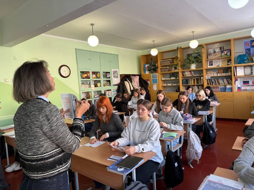 17 октября 2025 года совместно с Дебальцевским городским центром занятости проведено профориентационное мероприятие «Урок выбора профессии - твой главный выбор» по партийному проекту «Выбирай своё» в ГБОУ «Школа №5 г.о.... 17 октября 2025 года совместно с Дебальцевским городским центром занятости проведено профориентационное мероприятие «Урок выбора профессии - твой главный выбор» по партийному проекту «Выбирай своё» в ГБОУ «Школа №5 г.о....