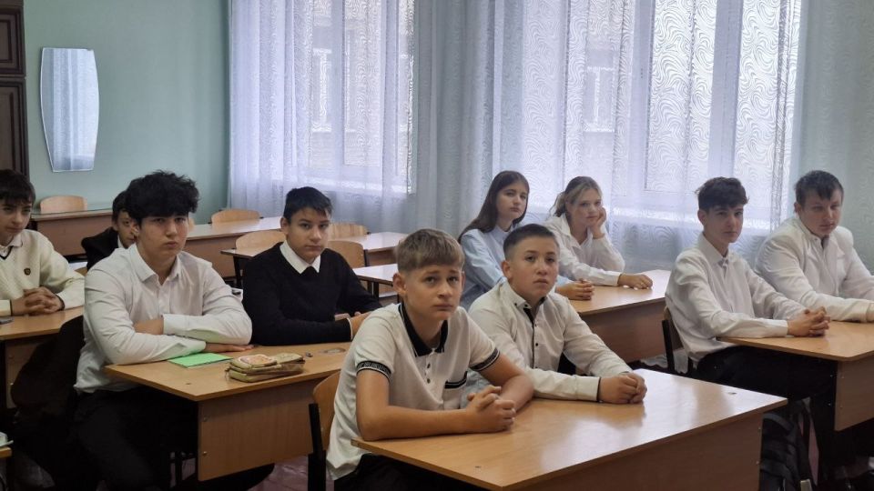 Представитель отдела опеки и попечительства администрации городского округа Дебальцево посетил ГБОУ «Школа № 3 городского округа Дебальцево» с познавательной лекцией Представитель отдела опеки и попечительства администрации городского округа Дебальцево посетил ГБОУ «Школа № 3 городского округа Дебальцево» с познавательной лекцией