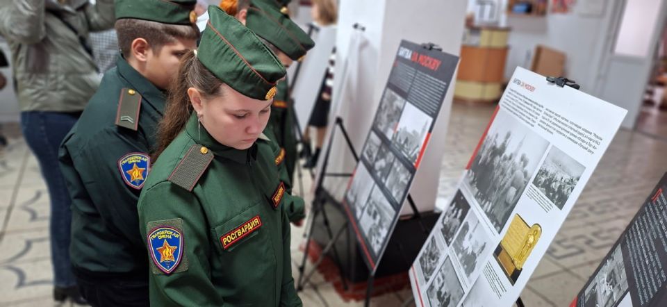 В Ждановке прошло открытие выставки «Они снимали войну» в честь 80-летия Победы в Великой Отечественной войне В Ждановке прошло открытие выставки «Они снимали войну» в честь 80-летия Победы в Великой Отечественной войне