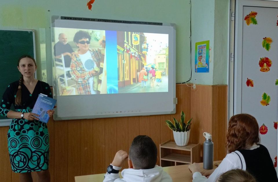 Они видят сердцем. 16 октября сотрудники отдела обслуживания учащихся 5-9 классов Донецкой республиканской библиотеки для детей имени С.М. Кирова провели для обучающихся донецкой школы № 2 им. Героя Советского Союза Ю.М....