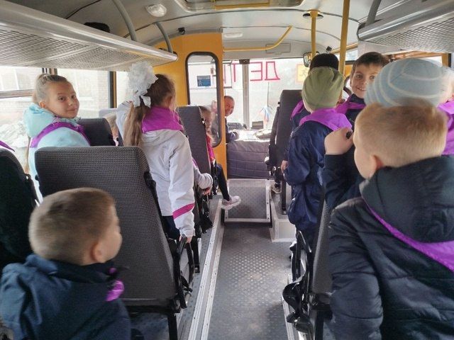 В преддверии Дня отца участники движения "Орлята России" Урзуфской школы посетили мастер-класс, где папа-водитель школьного автобуса рассказал о своей профессии В преддверии Дня отца участники движения "Орлята России" Урзуфской школы посетили мастер-класс, где папа-водитель школьного автобуса рассказал о своей профессии