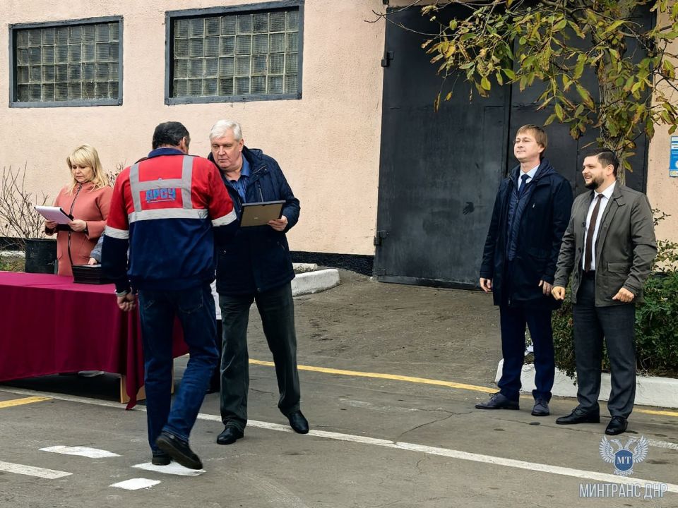 Сегодня с самого утра наши доблестные дорожники принимают поздравления с профессиональным праздником Сегодня с самого утра наши доблестные дорожники принимают поздравления с профессиональным праздником