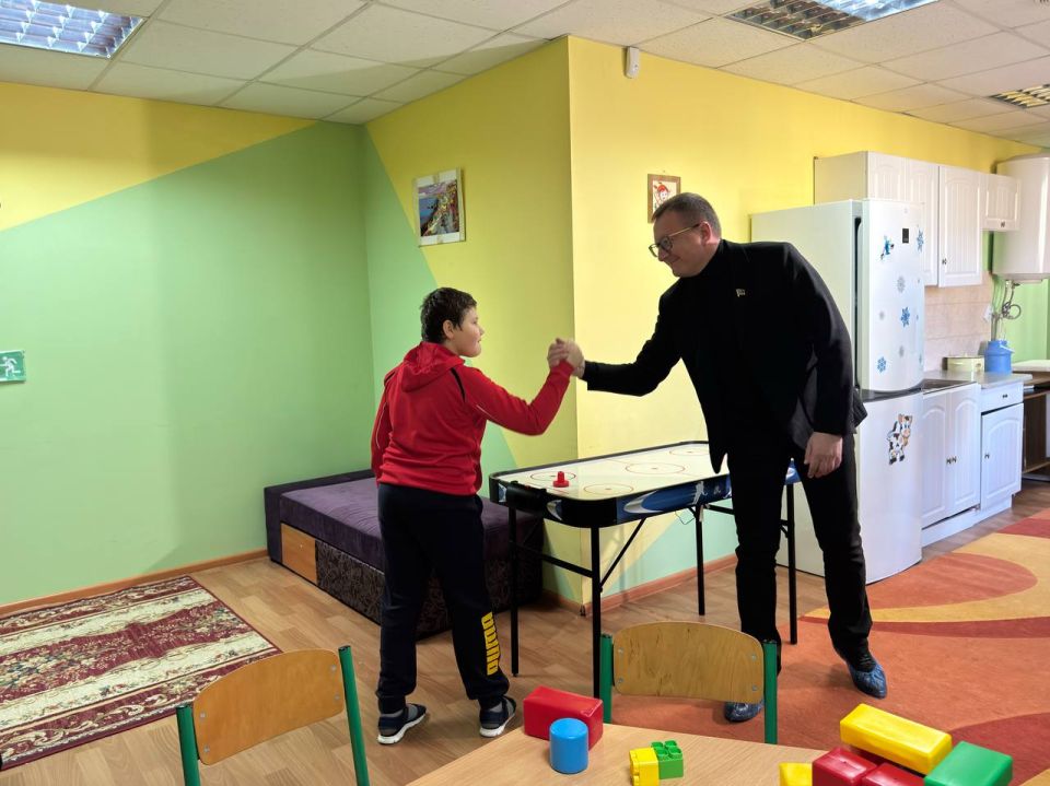Председатель #Комитет_по_промышленности_и_торговле Виктор Николаенко и заместитель председателя #Комитет_по_конституционному_законодательству_государственному_строительству_и_местному_самоуправлению Марина Каплянок... Председатель #Комитет_по_промышленности_и_торговле Виктор Николаенко и заместитель председателя #Комитет_по_конституционному_законодательству_государственному_строительству_и_местному_самоуправлению Марина Каплянок...