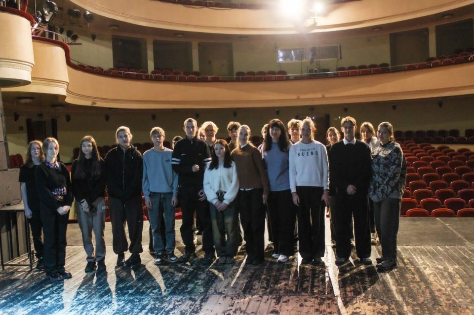 Занавес поднят: старшеклассники Макеевки раскрыли тайны театрального закулисья