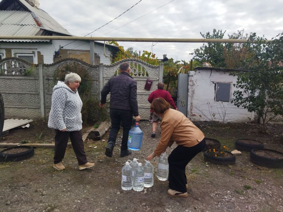 Сотрудники Управы Кировского района города Донецка продолжают оказывать помощь малоподвижным и пожилым жителям района с доставкой питьевой воды Сотрудники Управы Кировского района города Донецка продолжают оказывать помощь малоподвижным и пожилым жителям района с доставкой питьевой воды