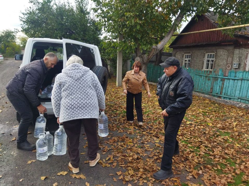 Сотрудники Управы Кировского района города Донецка продолжают оказывать помощь малоподвижным и пожилым жителям района с доставкой питьевой воды Сотрудники Управы Кировского района города Донецка продолжают оказывать помощь малоподвижным и пожилым жителям района с доставкой питьевой воды