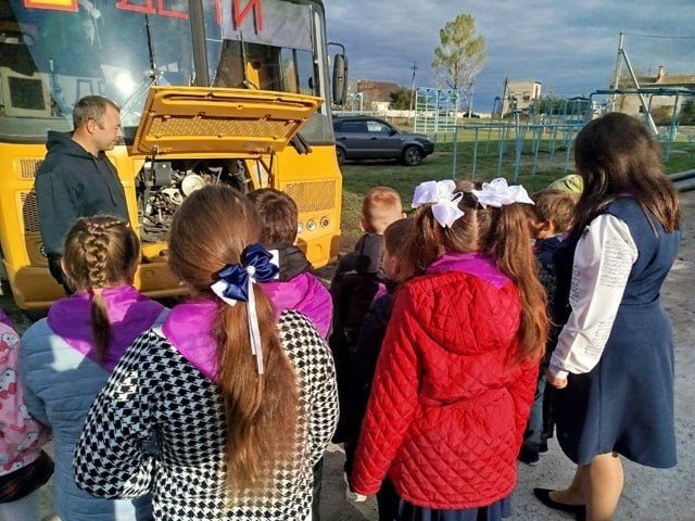 В преддверии Дня отца участники движения "Орлята России" Урзуфской школы посетили мастер-класс, где папа-водитель школьного автобуса рассказал о своей профессии В преддверии Дня отца участники движения "Орлята России" Урзуфской школы посетили мастер-класс, где папа-водитель школьного автобуса рассказал о своей профессии