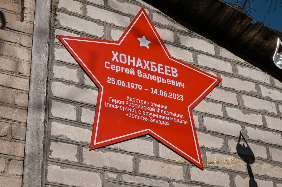 В Старобешево установили Звезду Героя Сергею Хонахбееву В Старобешево установили Звезду Героя Сергею Хонахбееву