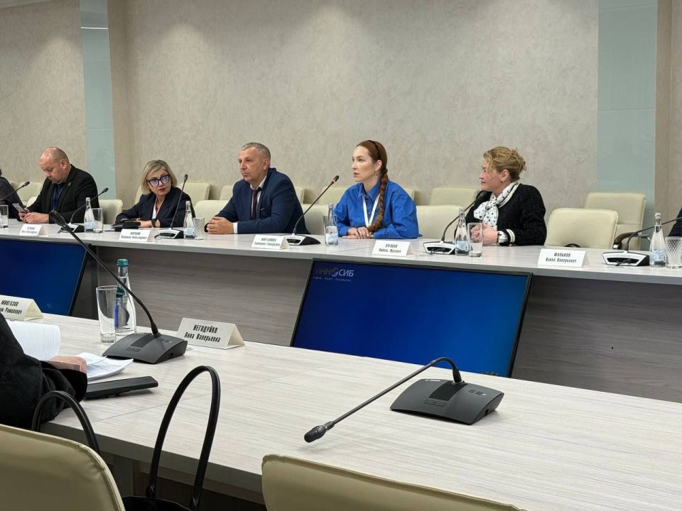 В рамках проведения международного форума «ИННОСИБ-2025», 17 октября состоялась встреча губернатора Омской области Виталия Хоценко с делегацией Донецкой Народной Республики - тренерами и участниками проекта «Фарватер... В рамках проведения международного форума «ИННОСИБ-2025», 17 октября состоялась встреча губернатора Омской области Виталия Хоценко с делегацией Донецкой Народной Республики - тренерами и участниками проекта «Фарватер...