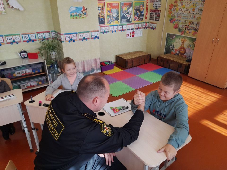 В рамках Республиканской акции «Учиться в Донбассе», проекта «Классные встречи», 17 октября в начальной школе ГБОУ "Луганская школа 12 г.о. Дебальцево" социальный педагог организовала встречу с законным представителем ООО... В рамках Республиканской акции «Учиться в Донбассе», проекта «Классные встречи», 17 октября в начальной школе ГБОУ "Луганская школа 12 г.о. Дебальцево" социальный педагог организовала встречу с законным представителем ООО...