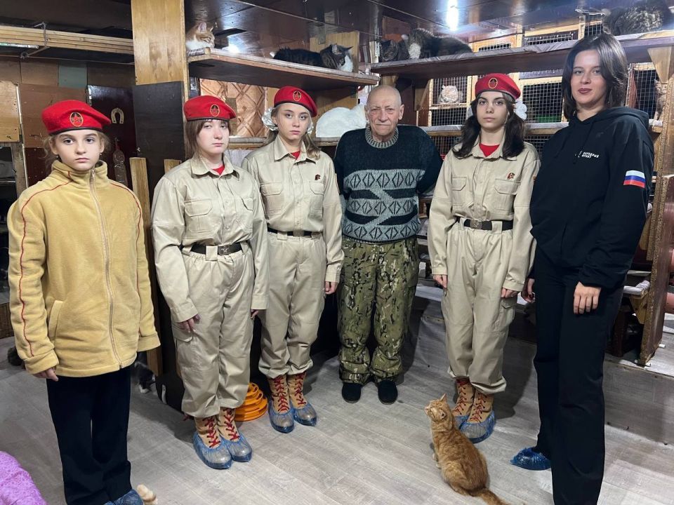 Акция «Лапки помощи». Отдел по делам молодёжи и спорта, в рамках направления «Доброслужащий», совместно с активистами юнормейского отряда ГБОУ «Школа № 1 Ясиноватского МО» и Молодёжкой Народного фронта посетил приют для... Акция «Лапки помощи». Отдел по делам молодёжи и спорта, в рамках направления «Доброслужащий», совместно с активистами юнормейского отряда ГБОУ «Школа № 1 Ясиноватского МО» и Молодёжкой Народного фронта посетил приют для...