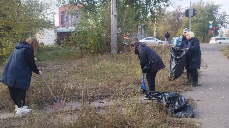 В Ленинском районе г. Донецка прошел субботник, в котором приняли участие сотрудники Управы Ленинского внутригородского района Администрации городского округа Донецк и инспектора отдела по взаимодействию с... В Ленинском районе г. Донецка прошел субботник, в котором приняли участие сотрудники Управы Ленинского внутригородского района Администрации городского округа Донецк и инспектора отдела по взаимодействию с...