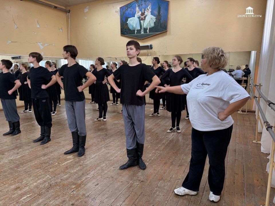 18 октября Харцызский городской Дворец культуры стал центром притяжения для поклонников и профессионалов русского народного танца 18 октября Харцызский городской Дворец культуры стал центром притяжения для поклонников и профессионалов русского народного танца