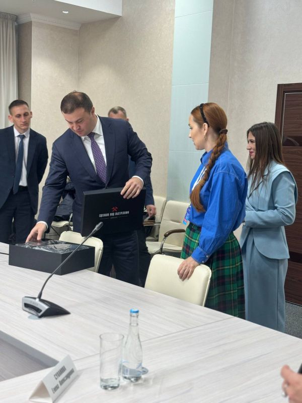 В рамках проведения международного форума «ИННОСИБ-2025», 17 октября состоялась встреча губернатора Омской области Виталия Хоценко с делегацией Донецкой Народной Республики - тренерами и участниками проекта «Фарватер... В рамках проведения международного форума «ИННОСИБ-2025», 17 октября состоялась встреча губернатора Омской области Виталия Хоценко с делегацией Донецкой Народной Республики - тренерами и участниками проекта «Фарватер...