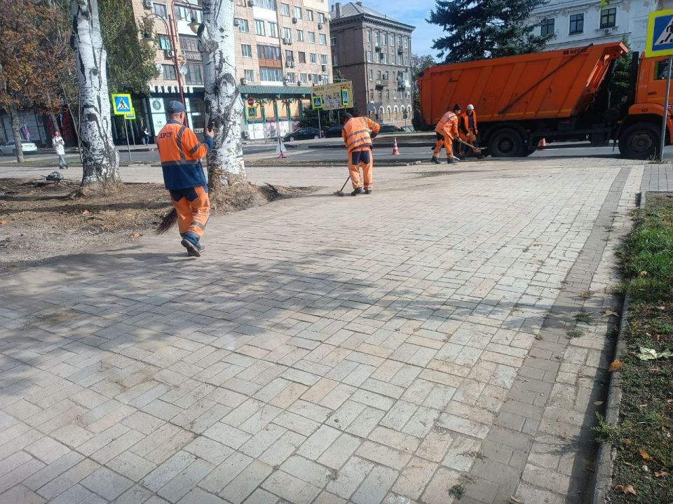 Сергей Скиданов: В рамках проведения общегородского субботника МУП АГОД ДНР ДРСУ завершило демонтаж и подготовительные работы по модернизации детской игровой площадки на бульваре Пушкина Сергей Скиданов: В рамках проведения общегородского субботника МУП АГОД ДНР ДРСУ завершило демонтаж и подготовительные работы по модернизации детской игровой площадки на бульваре Пушкина