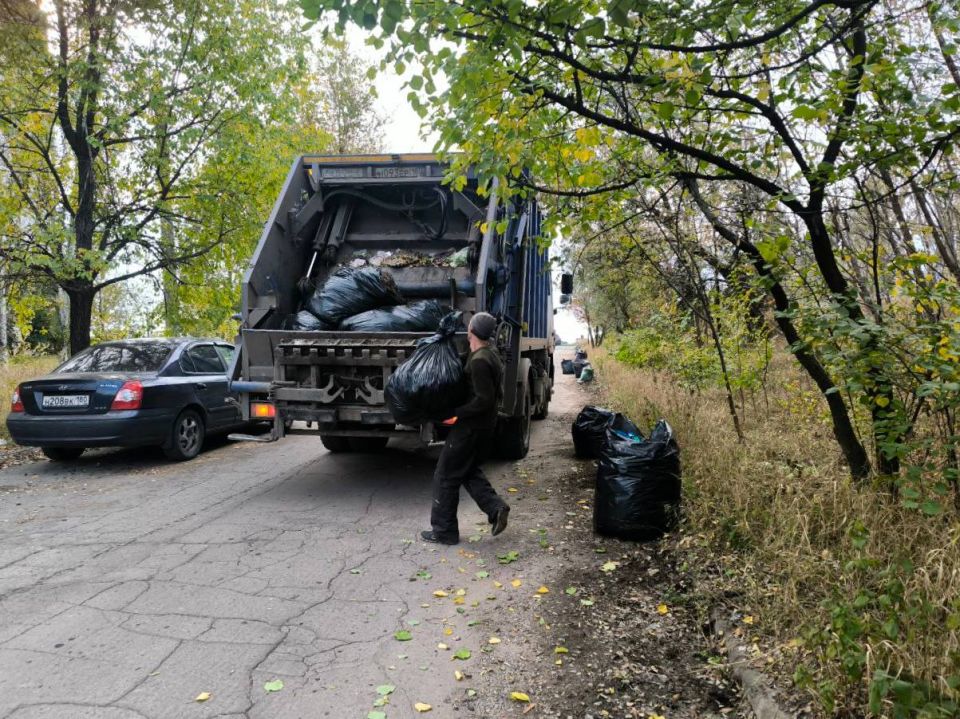 Субботник в Донецке!. Сотрудники Управы Ленинского внутригородского района Администрации городского округа Донецк, жители района, активисты Всероссийской политической партии «Единая Россия», совместно с МУП АГОД ДНР «Зеленое... Субботник в Донецке!. Сотрудники Управы Ленинского внутригородского района Администрации городского округа Донецк, жители района, активисты Всероссийской политической партии «Единая Россия», совместно с МУП АГОД ДНР «Зеленое...