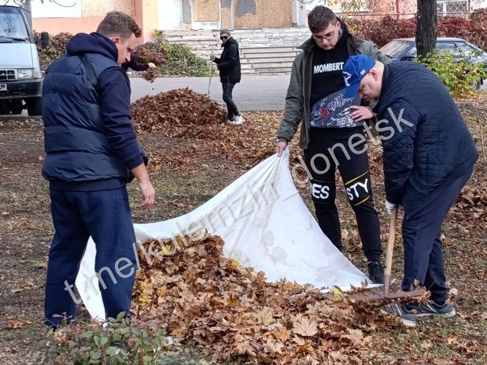 Более 6800 человек вышли на масштабный субботник в Донецке Более 6800 человек вышли на масштабный субботник в Донецке