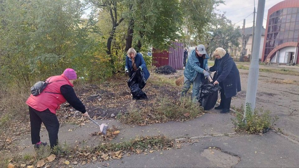 В Ленинском районе г. Донецка прошел субботник, в котором приняли участие сотрудники Управы Ленинского внутригородского района Администрации городского округа Донецк и инспектора отдела по взаимодействию с... В Ленинском районе г. Донецка прошел субботник, в котором приняли участие сотрудники Управы Ленинского внутригородского района Администрации городского округа Донецк и инспектора отдела по взаимодействию с...
