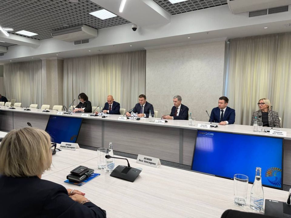 В рамках проведения международного форума «ИННОСИБ-2025», 17 октября состоялась встреча губернатора Омской области Виталия Хоценко с делегацией Донецкой Народной Республики - тренерами и участниками проекта «Фарватер... В рамках проведения международного форума «ИННОСИБ-2025», 17 октября состоялась встреча губернатора Омской области Виталия Хоценко с делегацией Донецкой Народной Республики - тренерами и участниками проекта «Фарватер...
