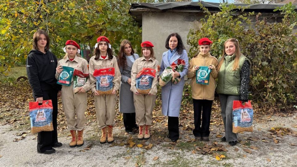 Акция «Лапки помощи». Отдел по делам молодёжи и спорта, в рамках направления «Доброслужащий», совместно с активистами юнормейского отряда ГБОУ «Школа № 1 Ясиноватского МО» и Молодёжкой Народного фронта посетил приют для... Акция «Лапки помощи». Отдел по делам молодёжи и спорта, в рамках направления «Доброслужащий», совместно с активистами юнормейского отряда ГБОУ «Школа № 1 Ясиноватского МО» и Молодёжкой Народного фронта посетил приют для...