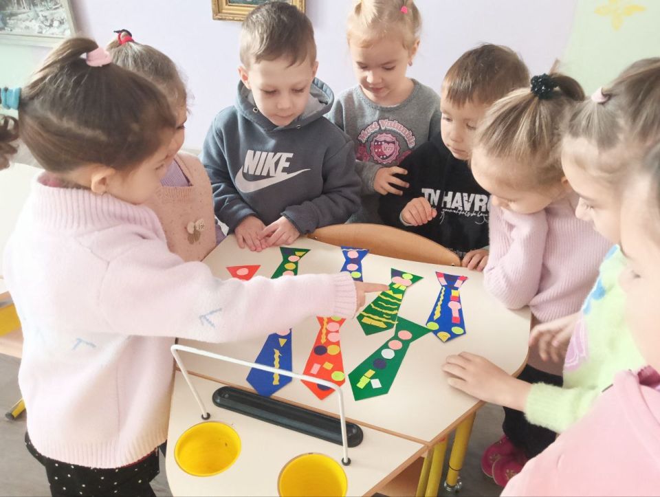 Малыши кружка «Лучики» МБУДО «Светлодарский ЦДЮТ», под руководством педагога Миленко Т. Л., активно готовились ко Дню Отца Малыши кружка «Лучики» МБУДО «Светлодарский ЦДЮТ», под руководством педагога Миленко Т. Л., активно готовились ко Дню Отца