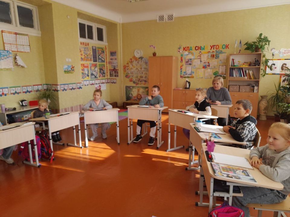 В рамках Республиканской акции «Учиться в Донбассе», проекта «Классные встречи», 17 октября в начальной школе ГБОУ "Луганская школа 12 г.о. Дебальцево" социальный педагог организовала встречу с законным представителем ООО... В рамках Республиканской акции «Учиться в Донбассе», проекта «Классные встречи», 17 октября в начальной школе ГБОУ "Луганская школа 12 г.о. Дебальцево" социальный педагог организовала встречу с законным представителем ООО...