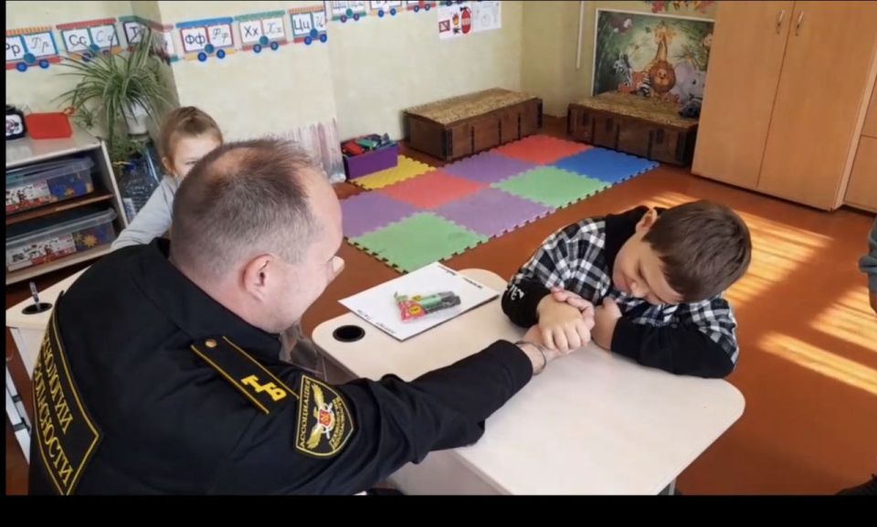 В рамках Республиканской акции «Учиться в Донбассе», проекта «Классные встречи», 17 октября в начальной школе ГБОУ "Луганская школа 12 г.о. Дебальцево" социальный педагог организовала встречу с законным представителем ООО... В рамках Республиканской акции «Учиться в Донбассе», проекта «Классные встречи», 17 октября в начальной школе ГБОУ "Луганская школа 12 г.о. Дебальцево" социальный педагог организовала встречу с законным представителем ООО...