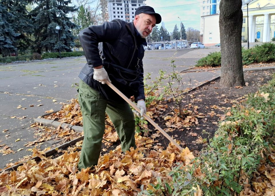 Иван Адамец: Сотрудники Управы Куйбышевского района, специалисты отдела опеки и попечительства №6 и активисты ДГУЮ МГЕР ДНР провели совместный осенний субботник Иван Адамец: Сотрудники Управы Куйбышевского района, специалисты отдела опеки и попечительства №6 и активисты ДГУЮ МГЕР ДНР провели совместный осенний субботник