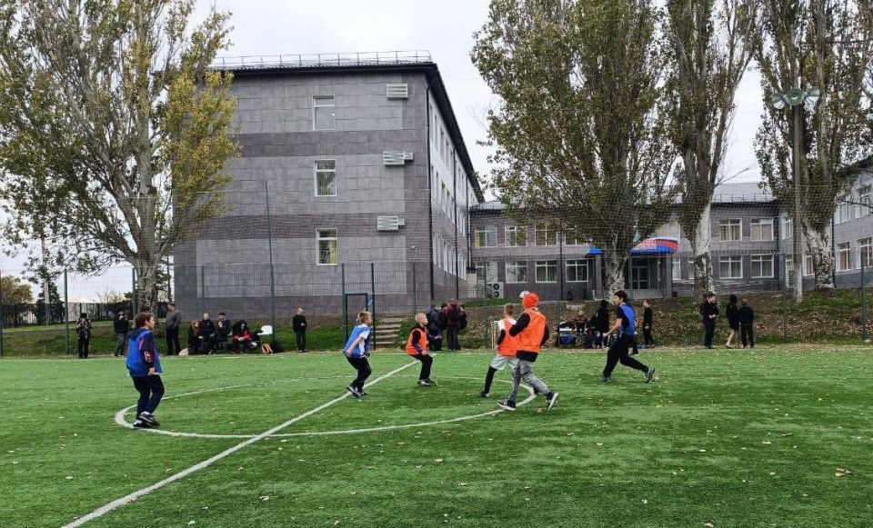 В рамках проекта «Детский спорт» партии «Единая Россия» 18 октября в г. Новоазовске состоялся финал районных спортивных соревнований по мини-футболу «Кожаный мяч» среди юношеских команд образовательных учреждений В рамках проекта «Детский спорт» партии «Единая Россия» 18 октября в г. Новоазовске состоялся финал районных спортивных соревнований по мини-футболу «Кожаный мяч» среди юношеских команд образовательных учреждений