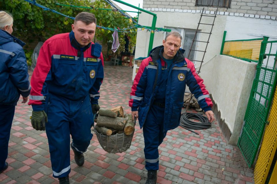 Тепло добрых дел. Добровольцы Донецкого РО ВСКС вместе со студентами-спасателями из Москвы и Московской области приехали в Зуевку, чтобы поддержать Татьяну Михайловну Воронкову, мать героически погибшего участника СВО... Тепло добрых дел. Добровольцы Донецкого РО ВСКС вместе со студентами-спасателями из Москвы и Московской области приехали в Зуевку, чтобы поддержать Татьяну Михайловну Воронкову, мать героически погибшего участника СВО...