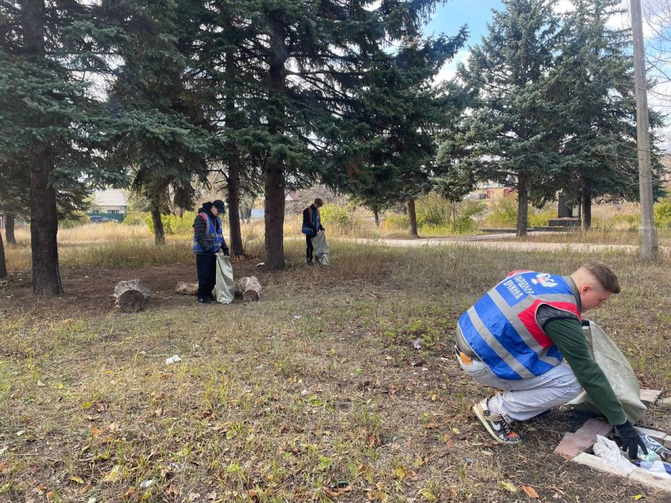 Партийцы благоустроили территорию возле памятника советским воинам Партийцы благоустроили территорию возле памятника советским воинам