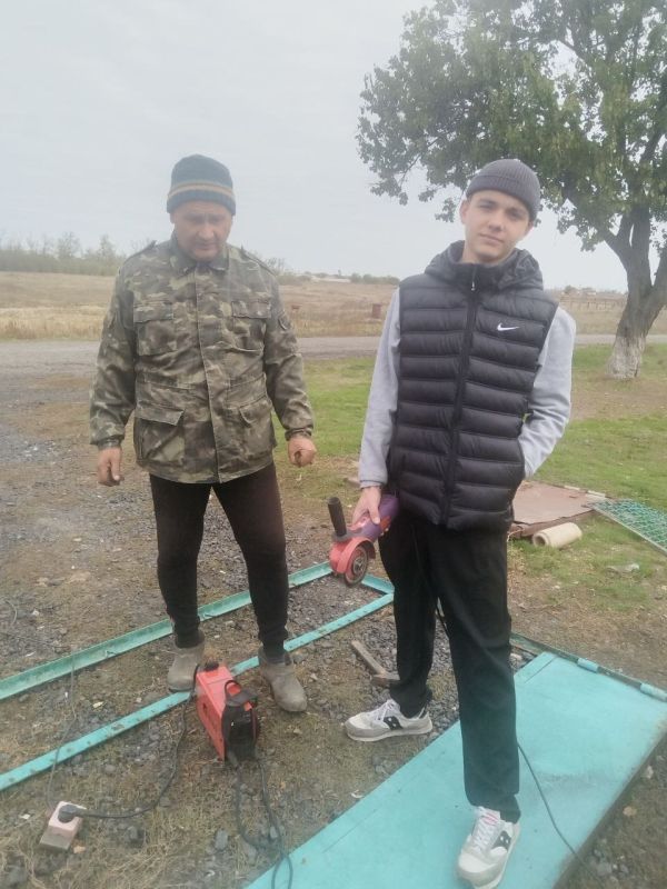 В преддверии замечательного праздника – Дня отца – учащиеся из образовательных учреждений с головой окунулись в атмосферу искренних чувств и гордости! Стартовал онлайн-флешмоб #МоеОтечество, который объединил многих ребят в... В преддверии замечательного праздника – Дня отца – учащиеся из образовательных учреждений с головой окунулись в атмосферу искренних чувств и гордости! Стартовал онлайн-флешмоб #МоеОтечество, который объединил многих ребят в...
