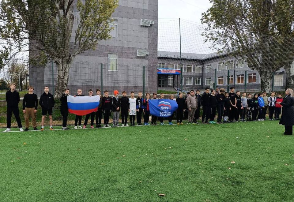 В рамках проекта «Детский спорт» партии «Единая Россия» 18 октября в г. Новоазовске состоялся финал районных спортивных соревнований по мини-футболу «Кожаный мяч» среди юношеских команд образовательных учреждений
