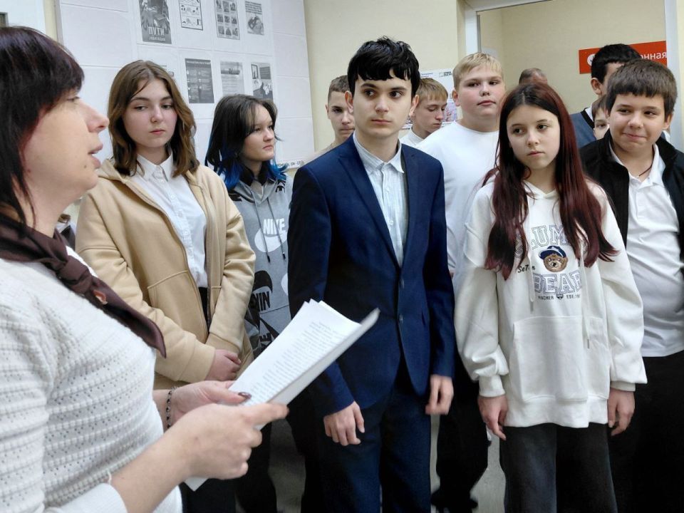 В рамках Республиканской Акции "Учиться в Донбассе" в классных встречах «Профессии наших родителей» обучающиеся 8-Б класса ГБОУ «Светлодарский УВК» 16 октября 2025 года посетили МФЦ г. Светлодарск В рамках Республиканской Акции "Учиться в Донбассе" в классных встречах «Профессии наших родителей» обучающиеся 8-Б класса ГБОУ «Светлодарский УВК» 16 октября 2025 года посетили МФЦ г. Светлодарск