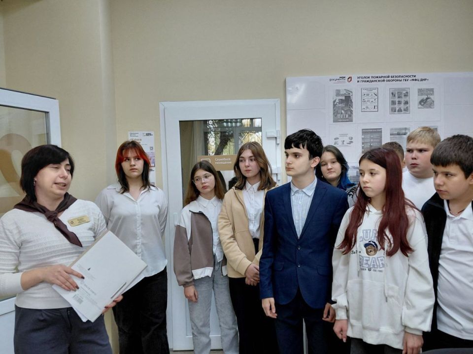 В рамках Республиканской Акции "Учиться в Донбассе" в классных встречах «Профессии наших родителей» обучающиеся 8-Б класса ГБОУ «Светлодарский УВК» 16 октября 2025 года посетили МФЦ г. Светлодарск В рамках Республиканской Акции "Учиться в Донбассе" в классных встречах «Профессии наших родителей» обучающиеся 8-Б класса ГБОУ «Светлодарский УВК» 16 октября 2025 года посетили МФЦ г. Светлодарск