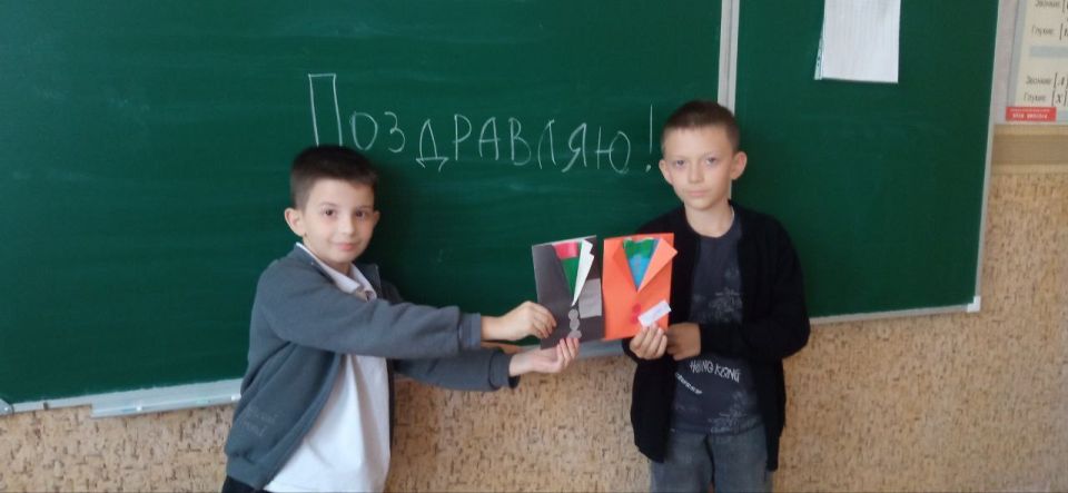 В преддверии праздника «День отца», который в этом году выпадает на 19 октября, в ГБОУ "Гимназия г.о. Торез" советник директора по воспитанию Захарова А.И. провела для учащихся 3-А класса мастер-класс по изготовлению... В преддверии праздника «День отца», который в этом году выпадает на 19 октября, в ГБОУ "Гимназия г.о. Торез" советник директора по воспитанию Захарова А.И. провела для учащихся 3-А класса мастер-класс по изготовлению...