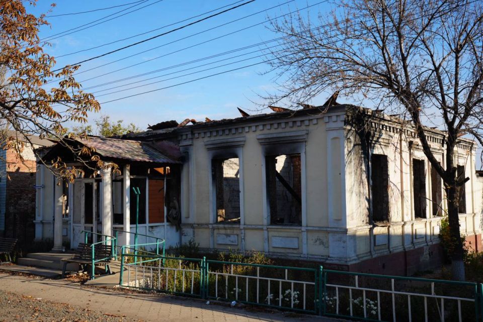 Михаил Желтяков: Вместе с Министром образования и науки ДНР Олегом Трофимовым и руководителем Народного фронта по ДНР Сергеем Самохиным отправились в село Красная Поляна